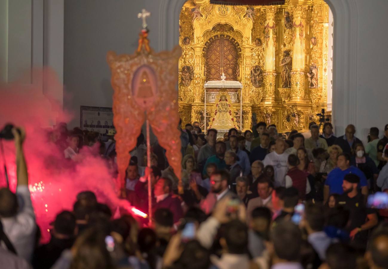 En imágenes, la accidentada procesión de la Virgen del Rocío, que tuvo que suspenderse