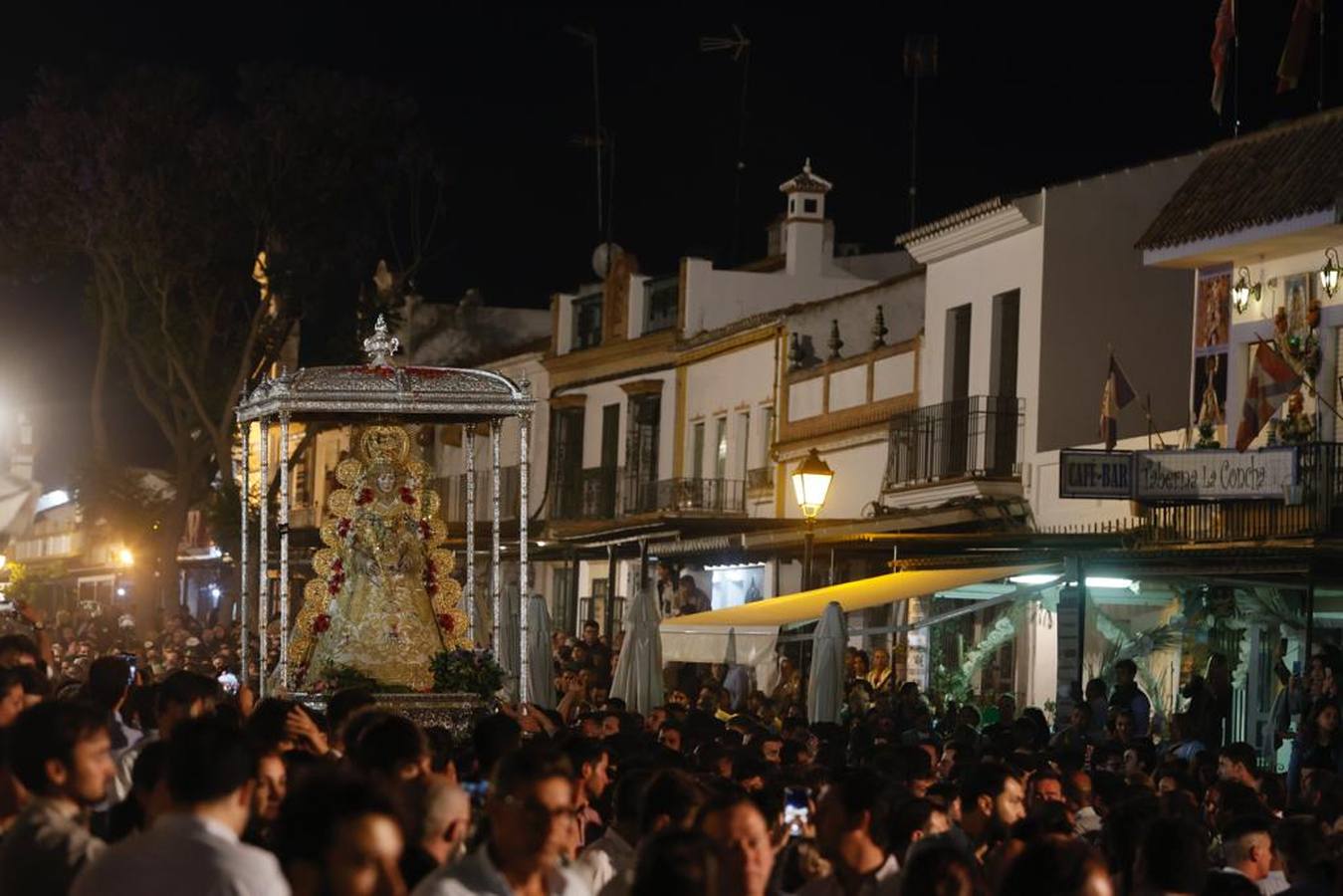 En imágenes, la accidentada procesión de la Virgen del Rocío, que tuvo que suspenderse