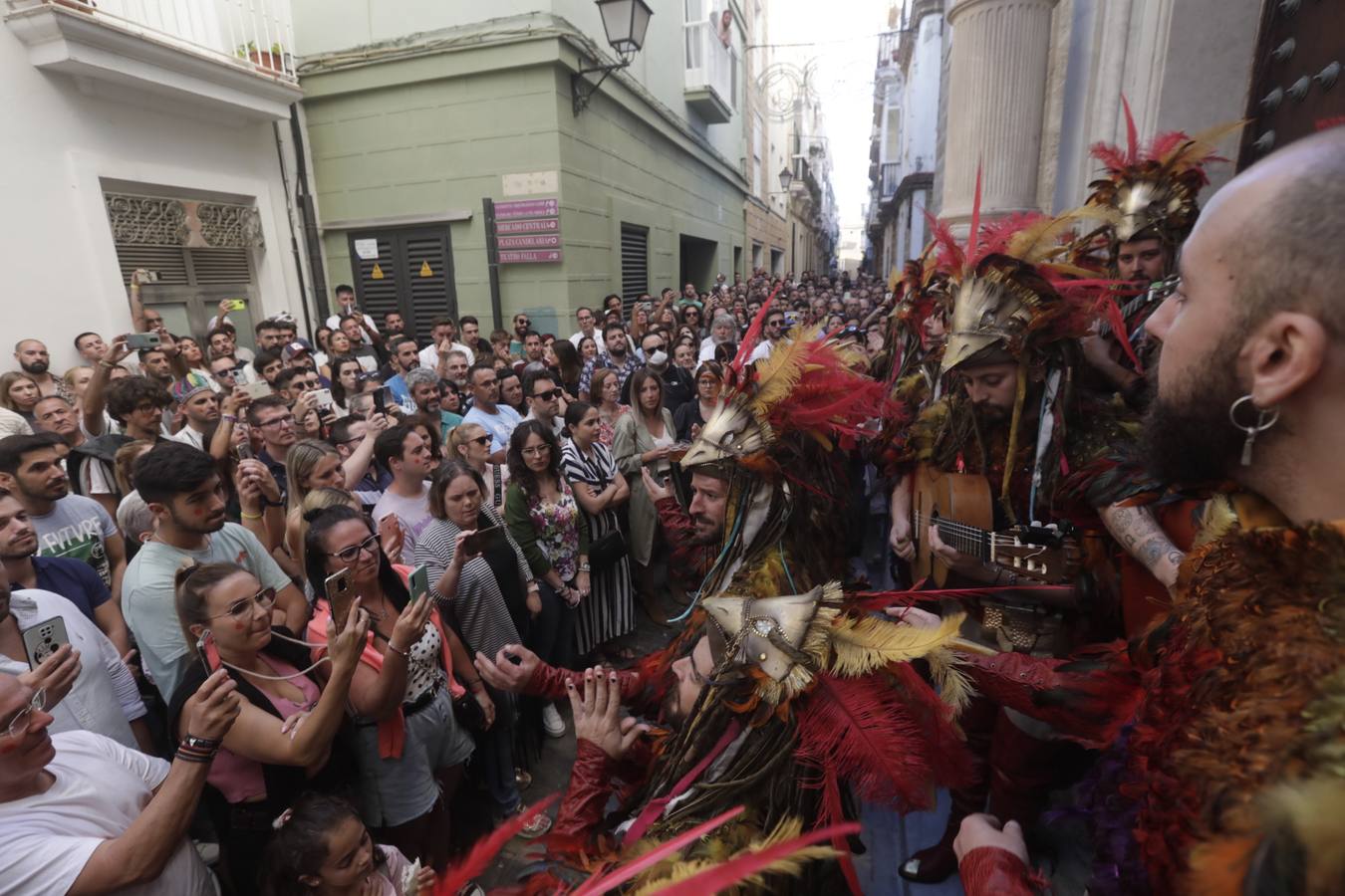 Fotos: El «lunes de coros» tampoco anima la calle que languidece en el Carnaval de junio en Cádiz