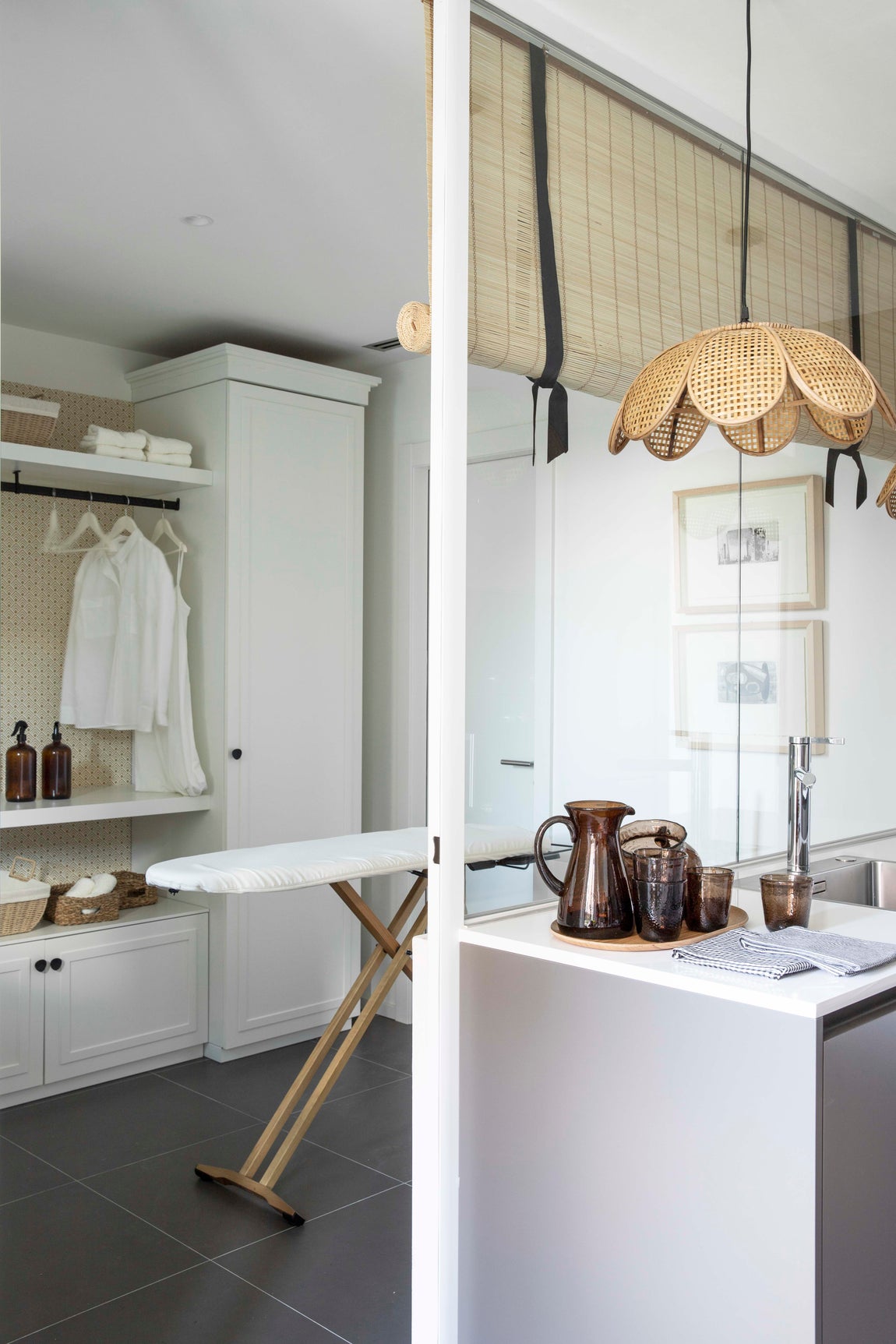 La casa tiene hall, salón-comedor, tres dormitorios, habitación de servicio, cuatro baños, cocina y terraza. El jardín y la piscina propios son un auténtico lujo en esta zona de Madrid, el Paseo de la Habana.