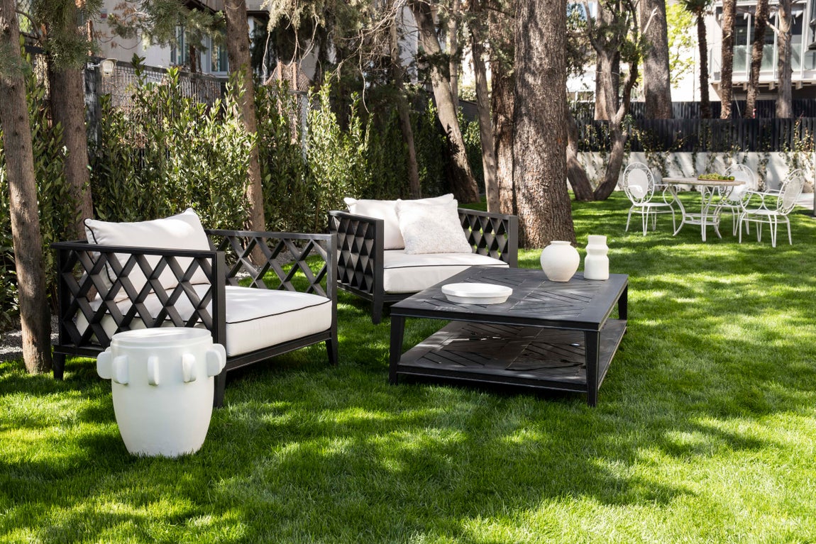 Otro de sus privilegios es su vegetación. En el solar había una antigua villa cuyos árboles Martins ha preservado e integrado. «Aunque es un bajo tiene una luz muy bonita dura todo el día por su orientación», explica, y añade que para este proyecto buscó «una arquitectura interior moderna, con suelos de gran formato, paredes lisas y puertas en laca blanca».