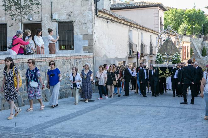 La procesión, organizada por la Cofradía de la Virgen de la Esperanza, renueva una antigua tradición en la que participa el regidor de la ciudad, que se incorpora al cortejo que parte de la Iglesia de San Cipriano cuando llega a la plaza del Ayuntamiento.. 
