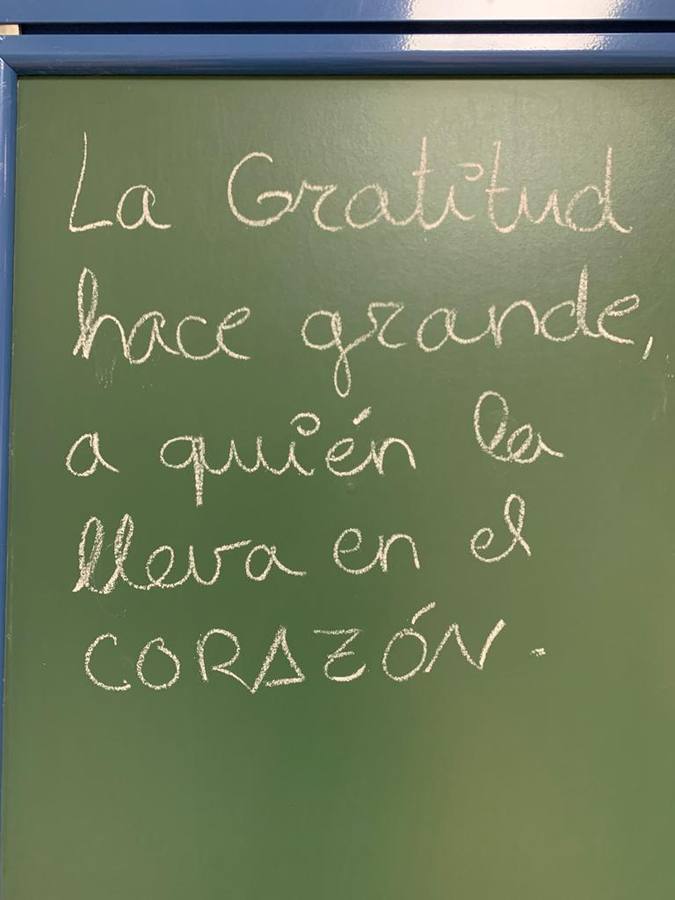 Los mensajes sorpresa con los que despiertan cada mañana los alumnos de un colegio sevillano