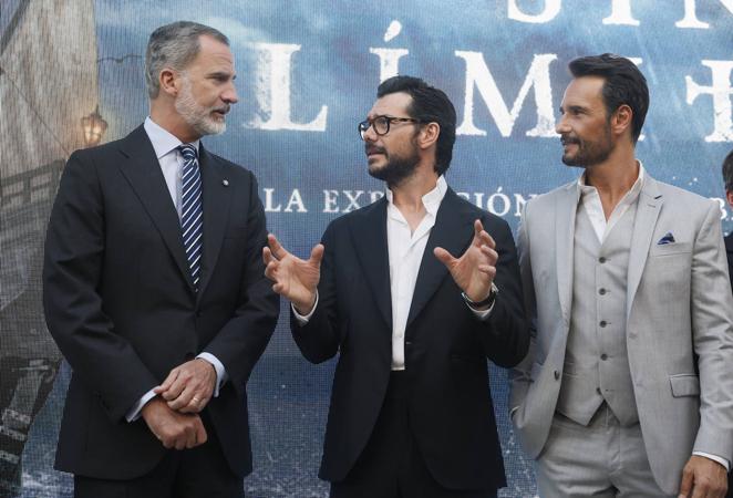 El Rey Felipe VI con los actores Álvaro Morte y Rodrigo Santoro. Los intérpretes dan vida a Elcano y Magallanes en la serie española producida por RTVE y Amazon Prime Video, cuyo primer episodio se prestrenó este martes por la tarde en los Cines Callao (Madrid).