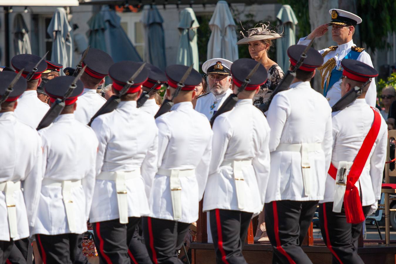 Desfile militar para despedir a los condes de Wessex en Gibraltar