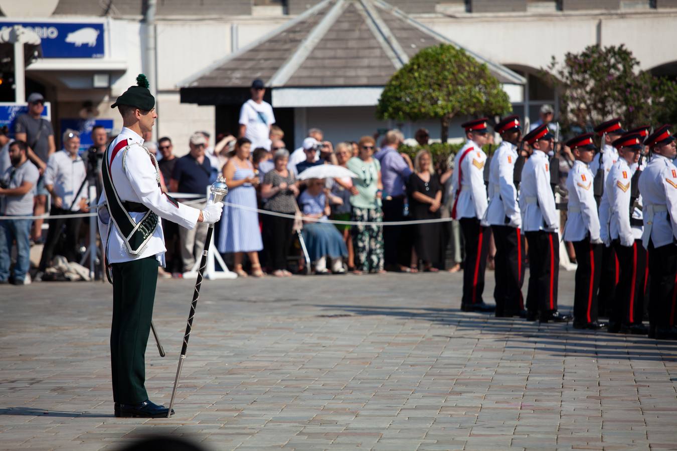 Desfile militar para despedir a los condes de Wessex en Gibraltar