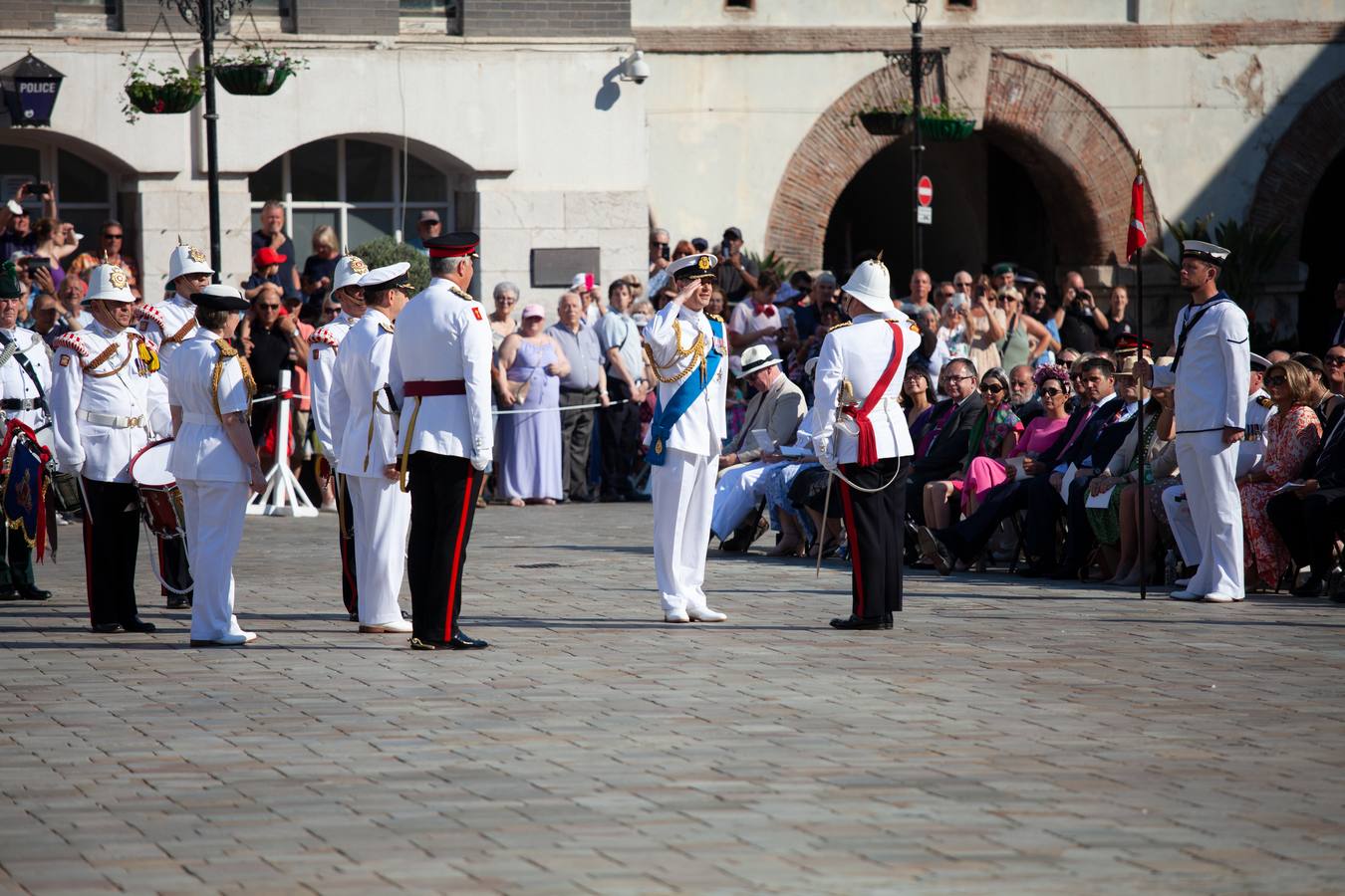 Desfile militar para despedir a los condes de Wessex en Gibraltar