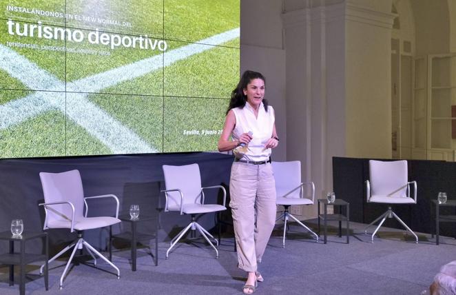 Agnés Güell durante su ponencia