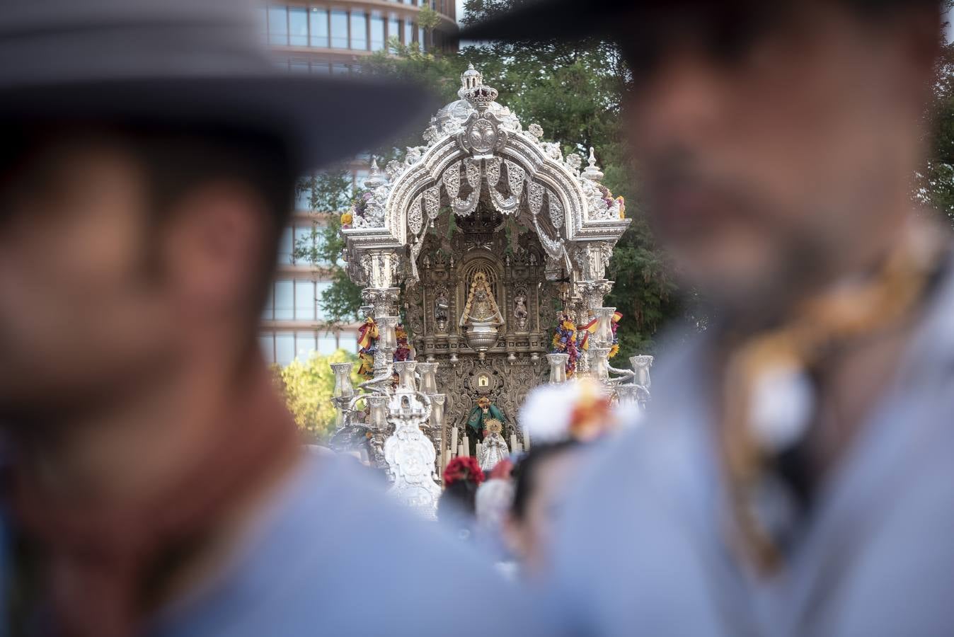 La Hermandad del Rocío de la Macarena vuelve a casa tras una intensa romería