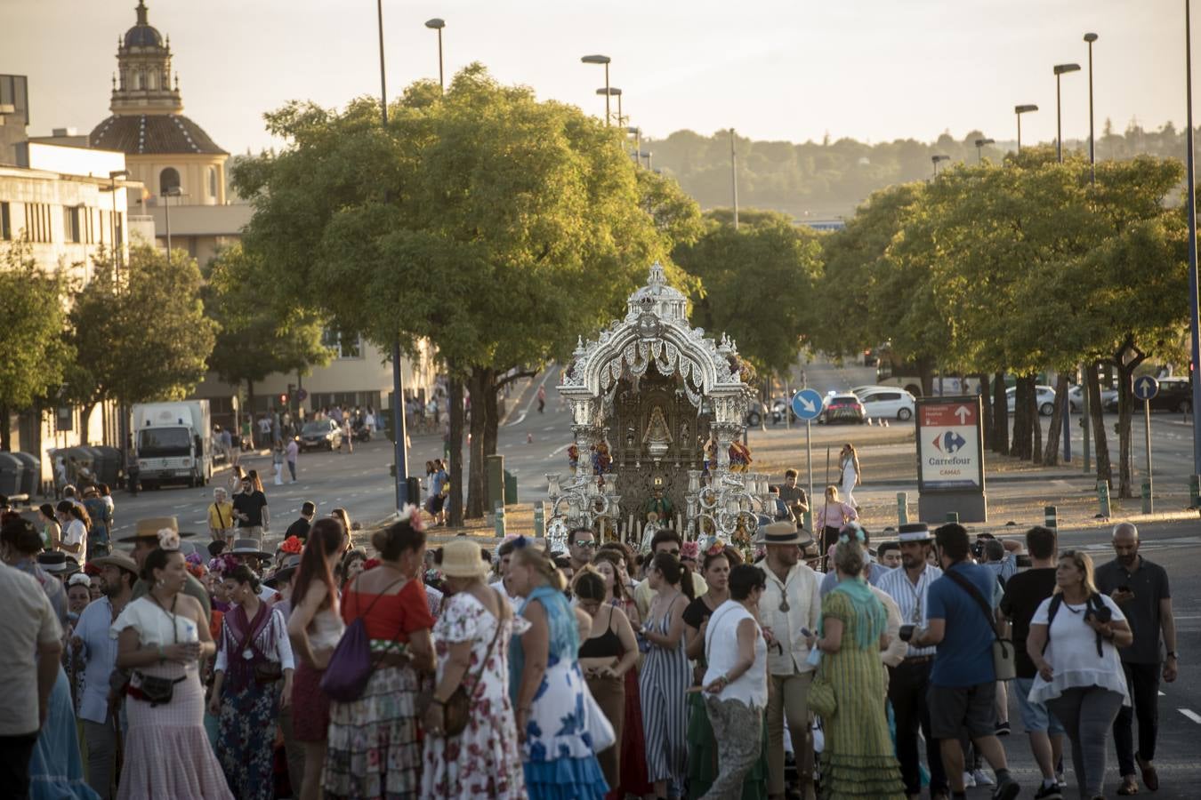 La Hermandad del Rocío de la Macarena vuelve a casa tras una intensa romería