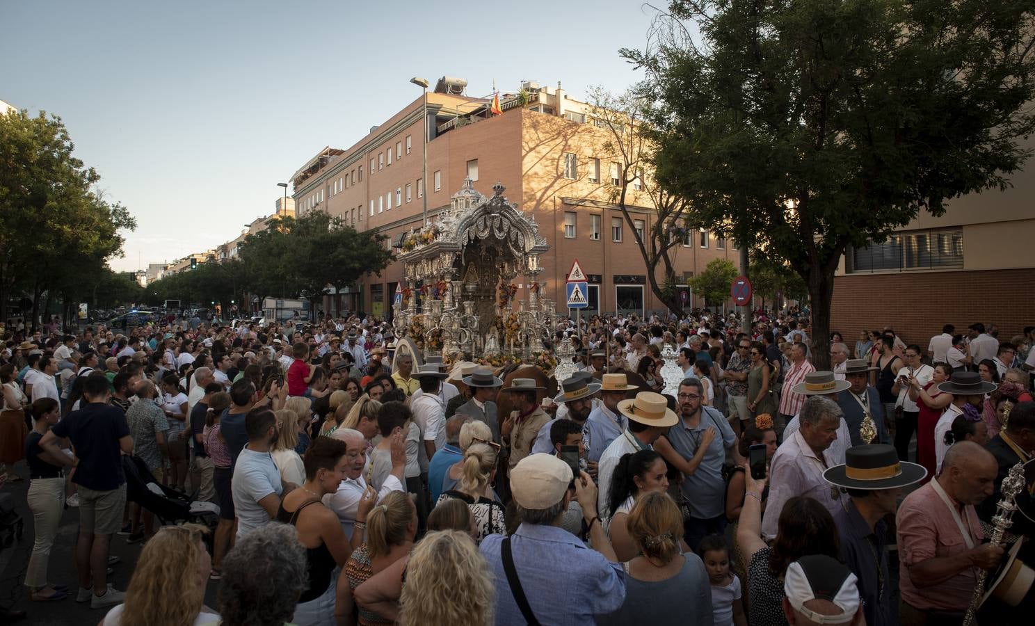 La Hermandad del Rocío de la Macarena vuelve a casa tras una intensa romería