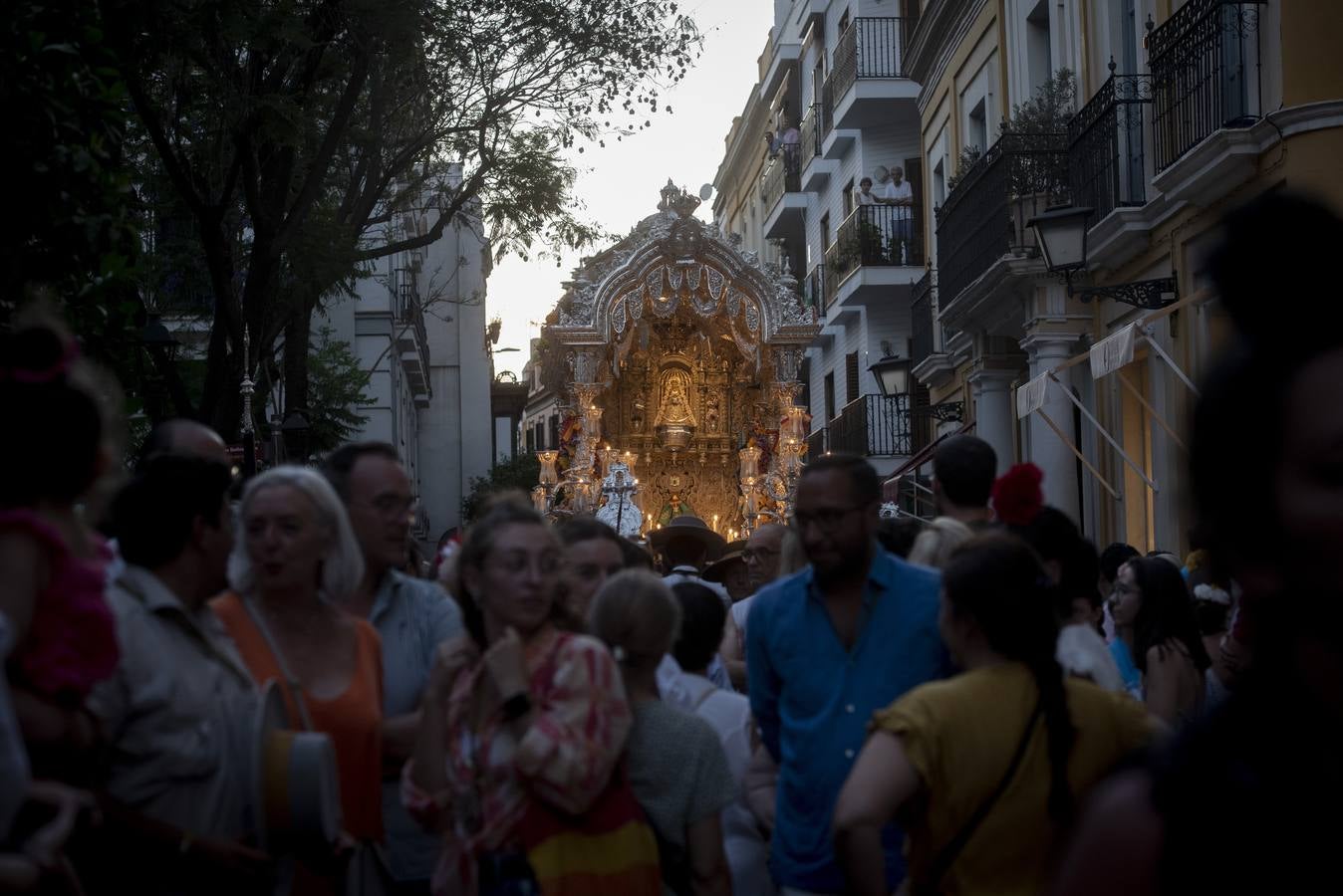 La Hermandad del Rocío de la Macarena vuelve a casa tras una intensa romería