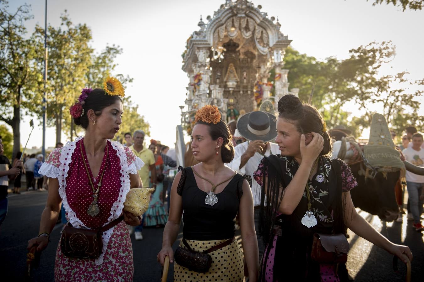 La Hermandad del Rocío de la Macarena vuelve a casa tras una intensa romería