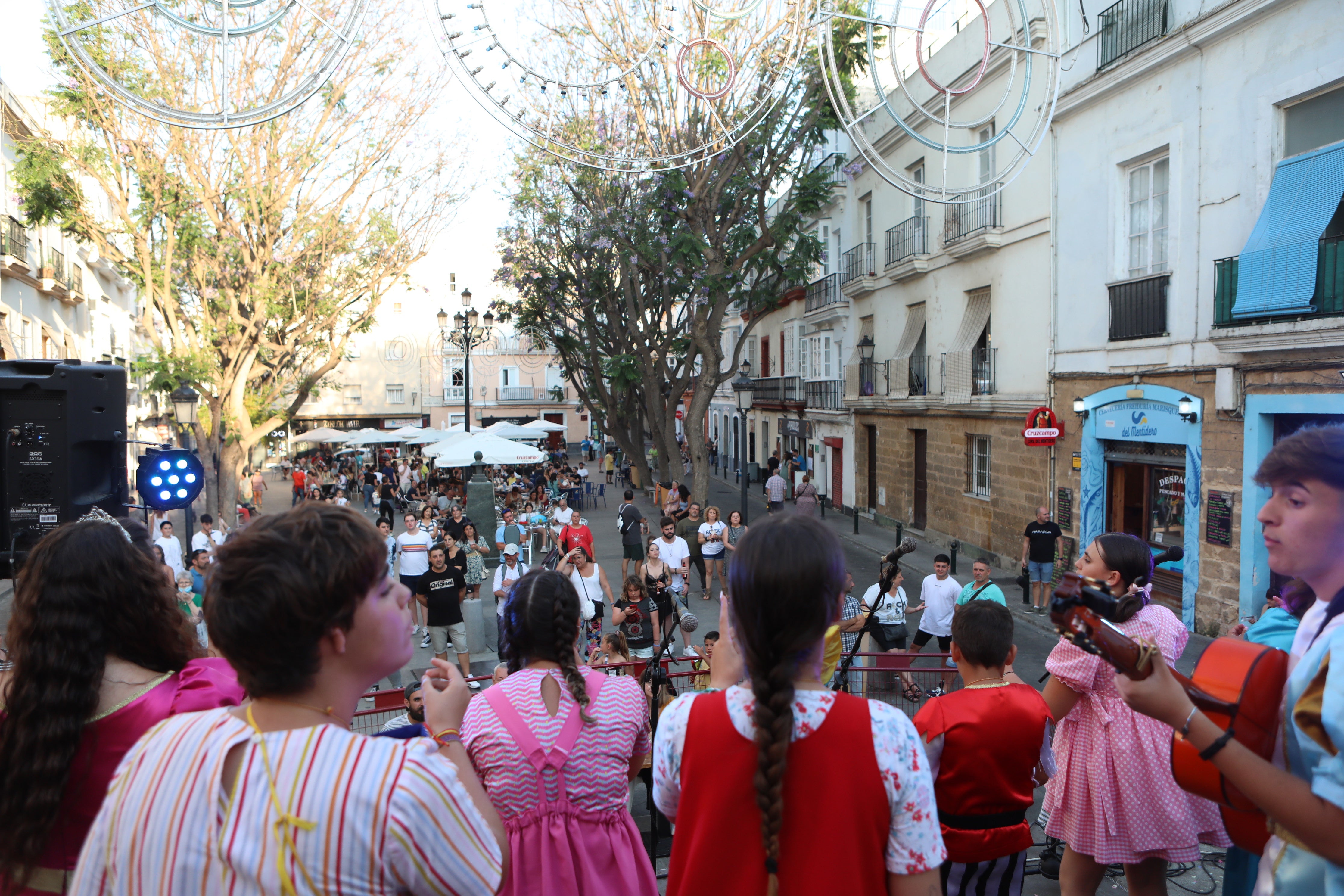 En imágenes: Jueves de Carnaval de verano por las calles de Cádiz