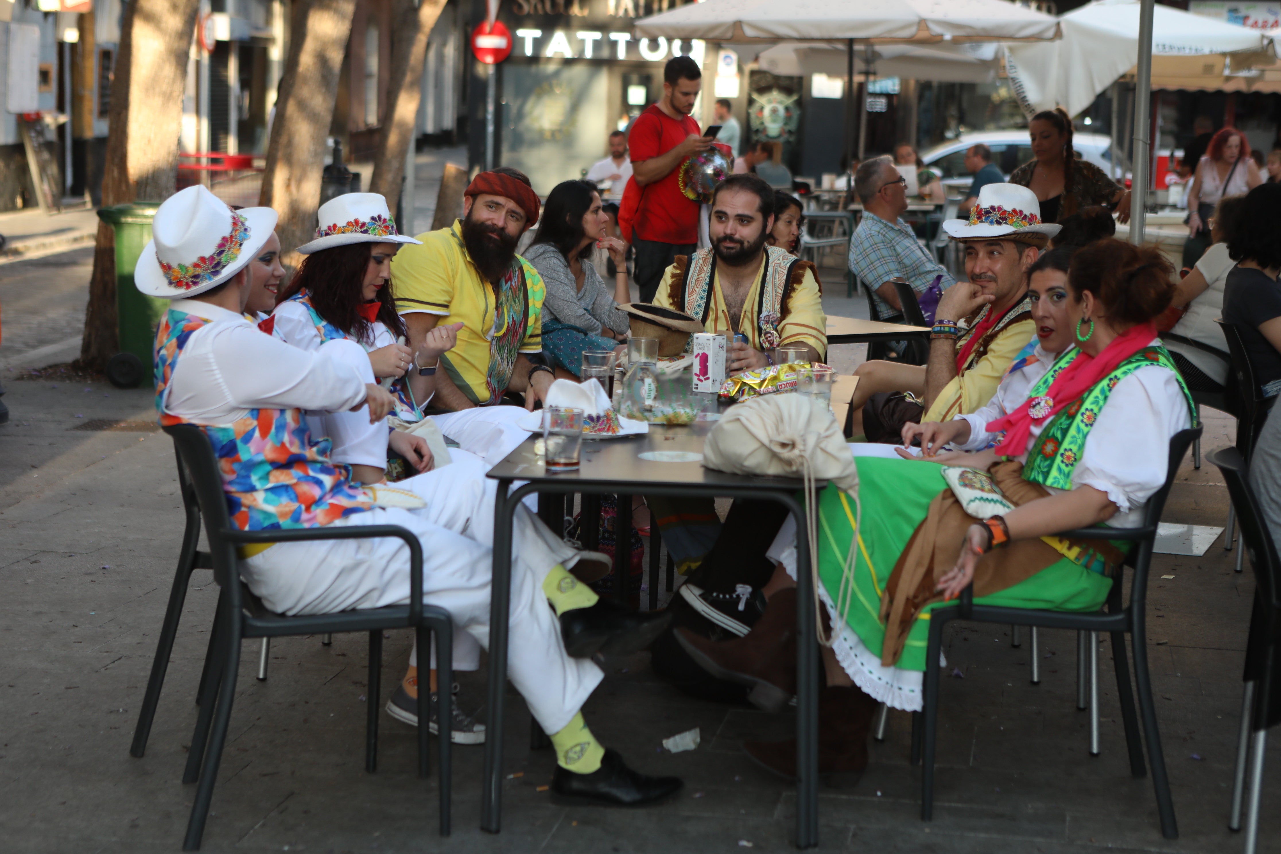 En imágenes: Jueves de Carnaval de verano por las calles de Cádiz