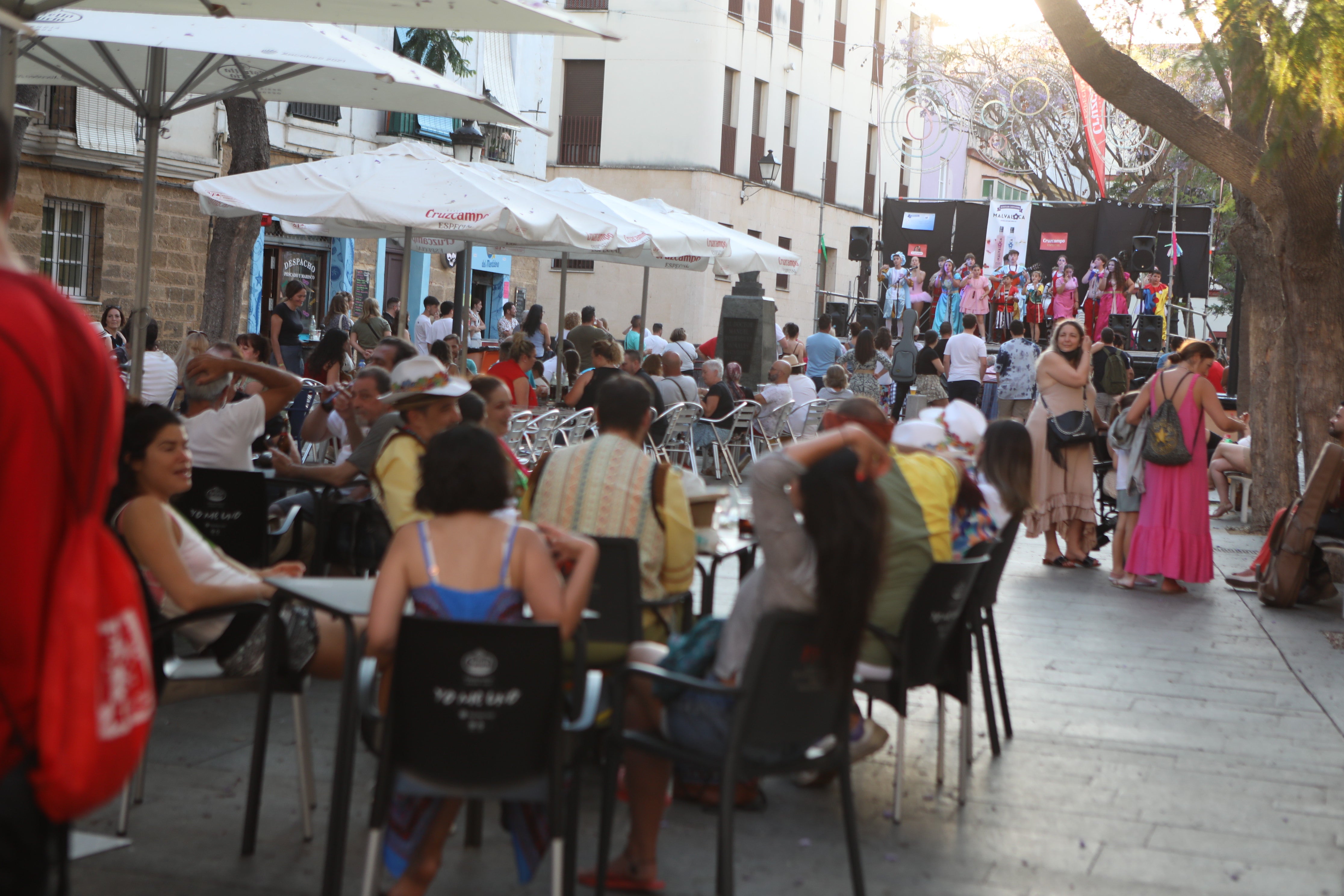 En imágenes: Jueves de Carnaval de verano por las calles de Cádiz