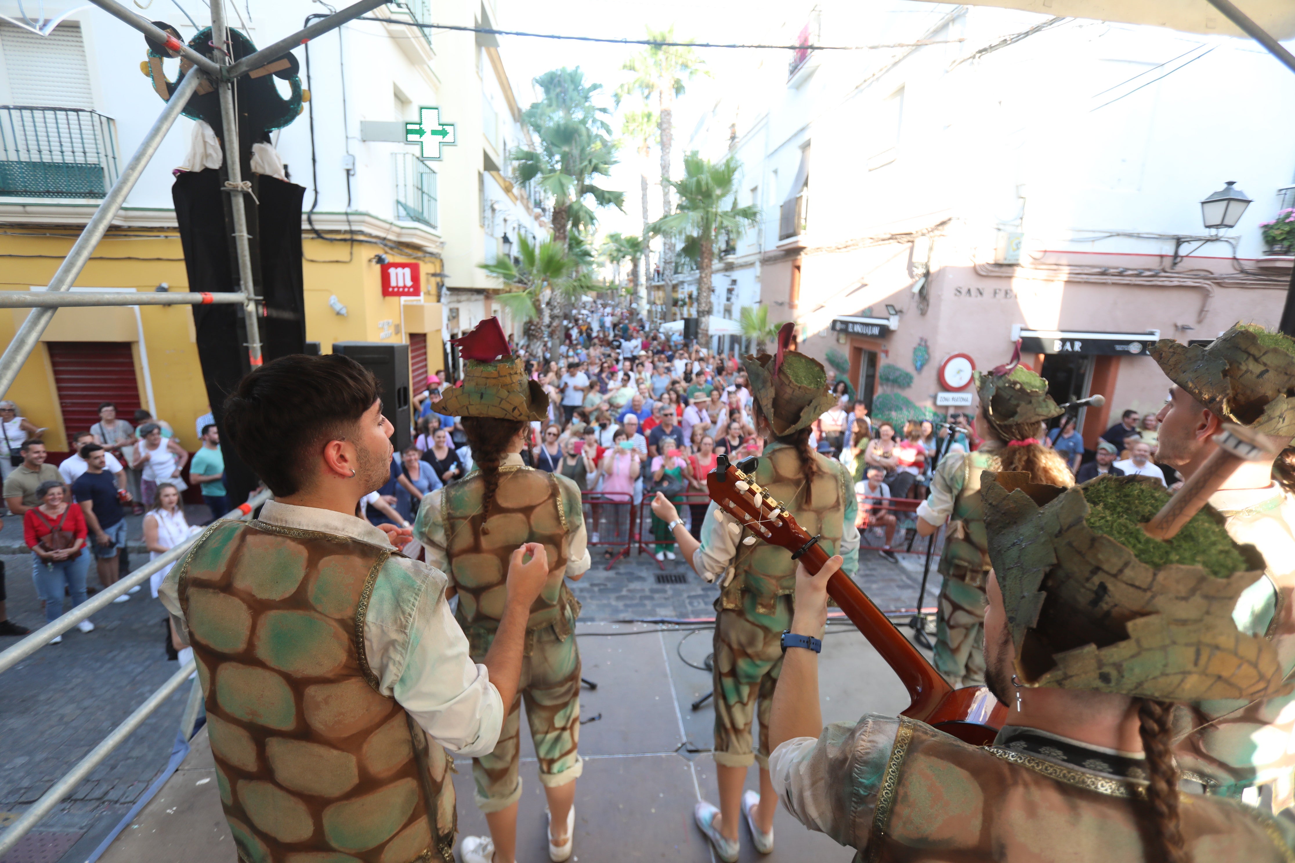 En imágenes: Jueves de Carnaval de verano por las calles de Cádiz