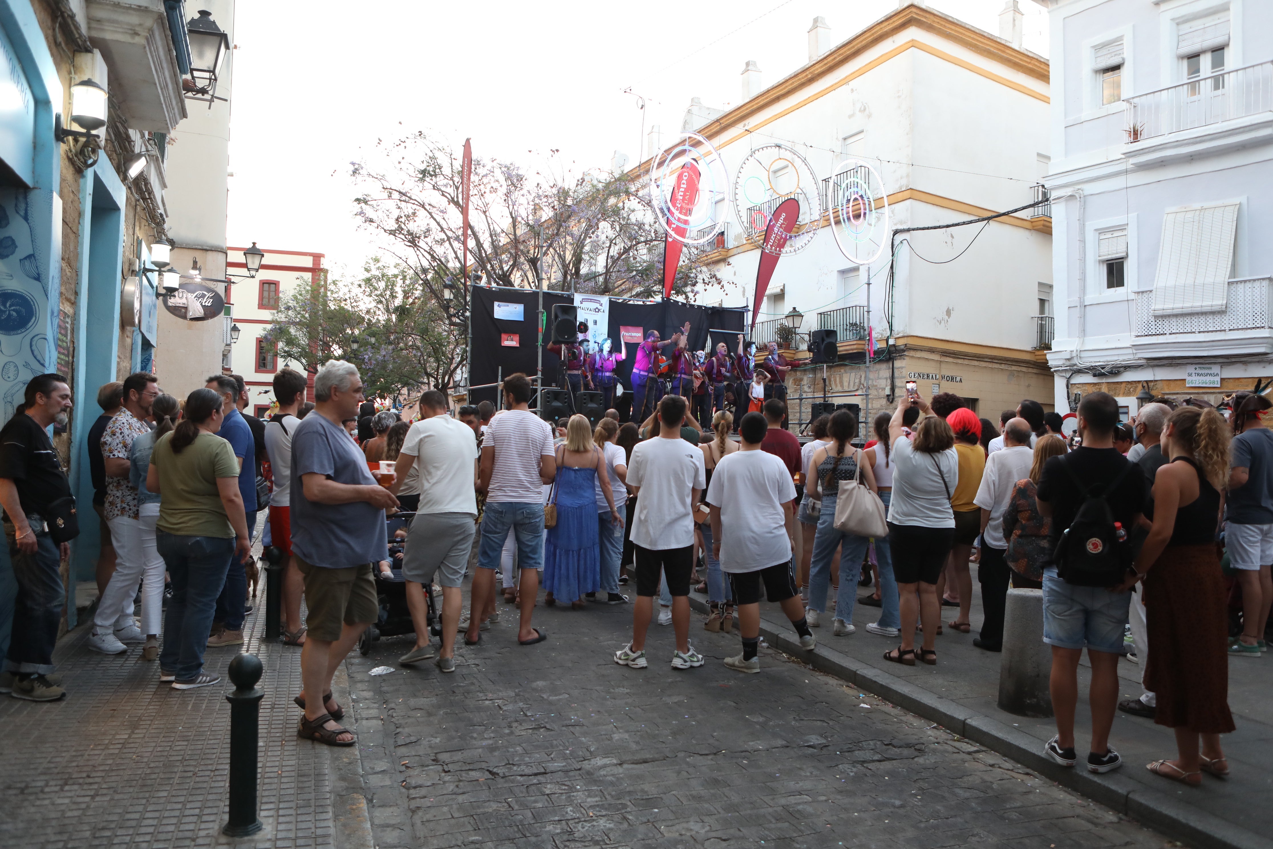 En imágenes: Jueves de Carnaval de verano por las calles de Cádiz