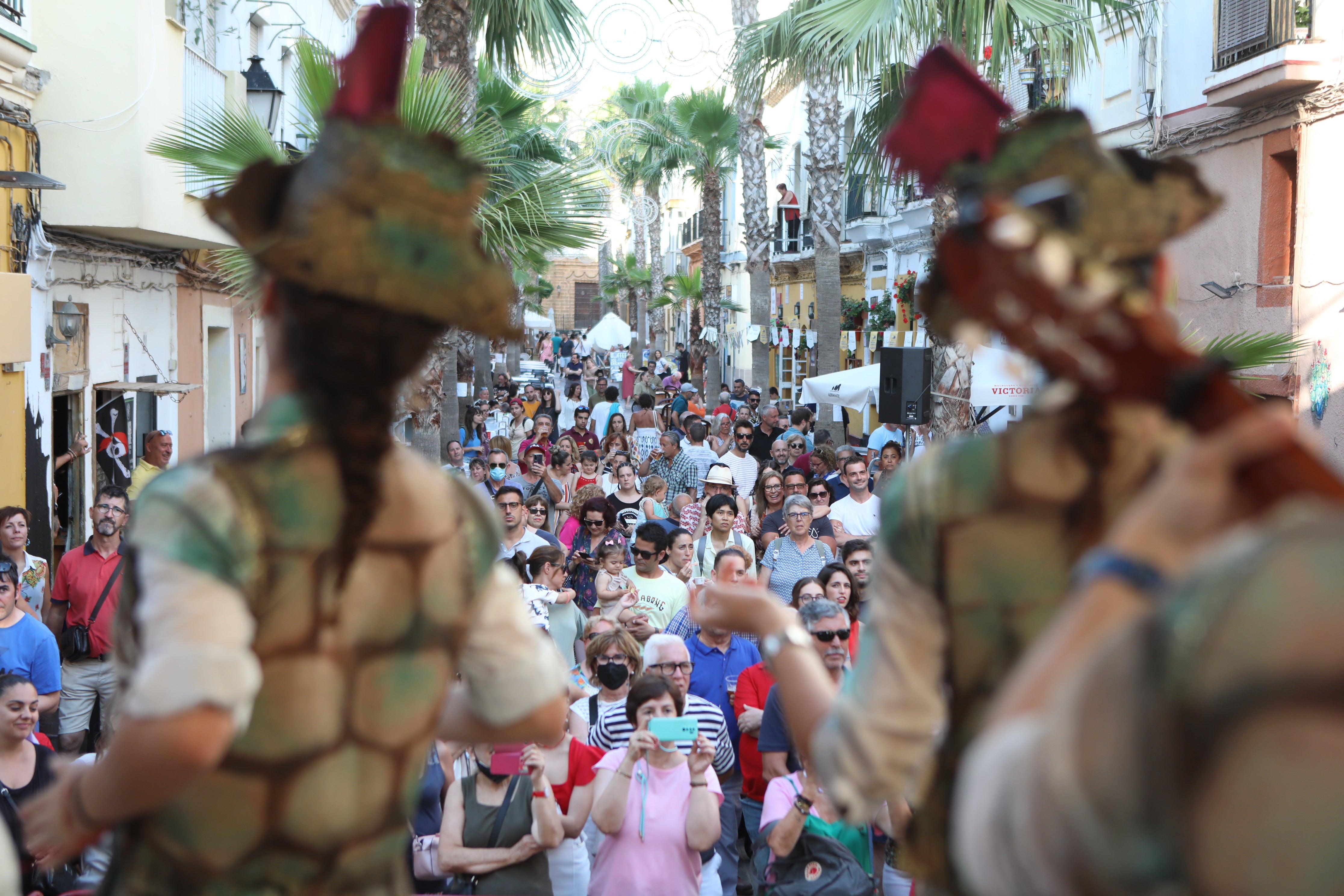 En imágenes: Jueves de Carnaval de verano por las calles de Cádiz