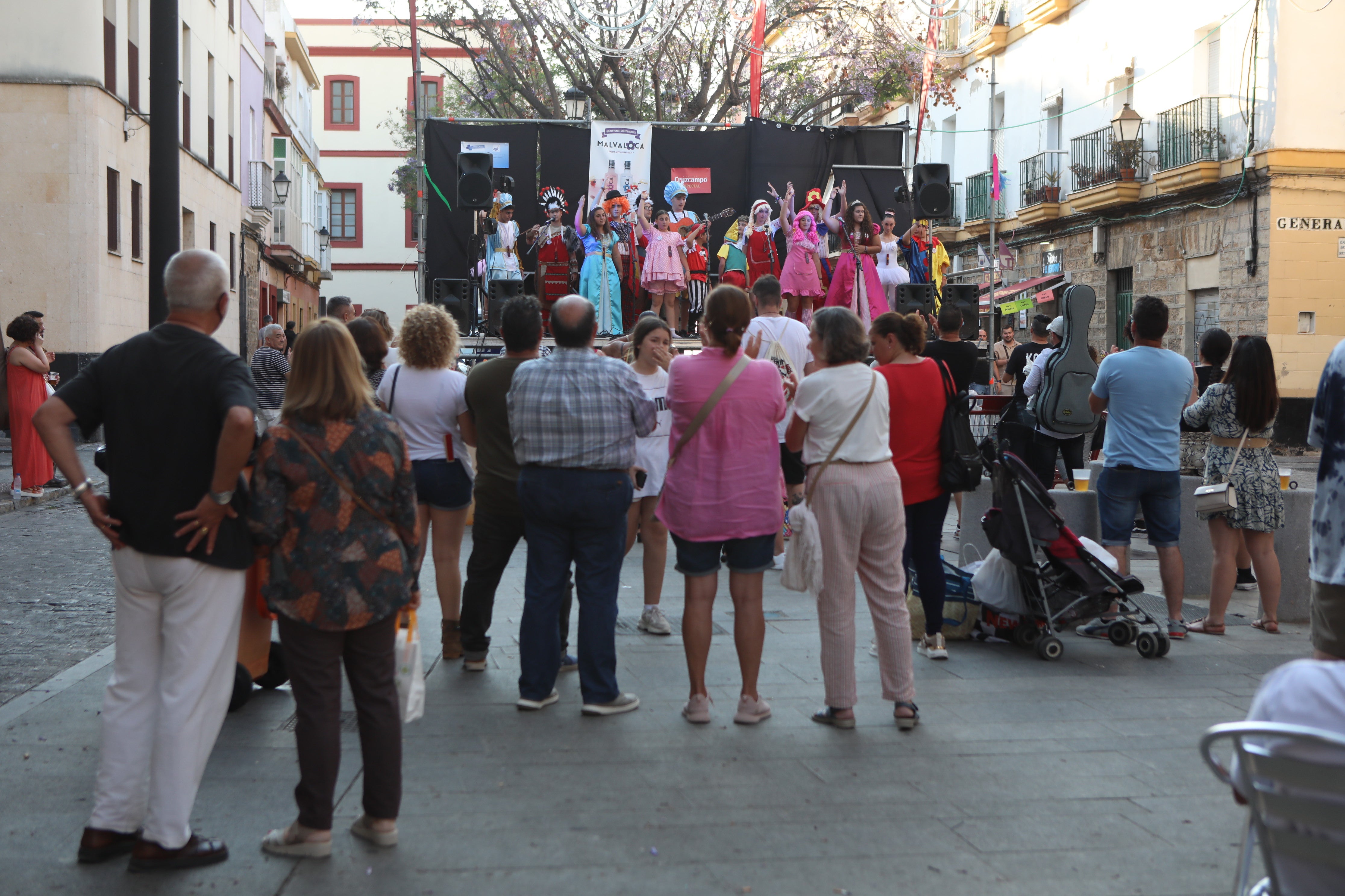 En imágenes: Jueves de Carnaval de verano por las calles de Cádiz