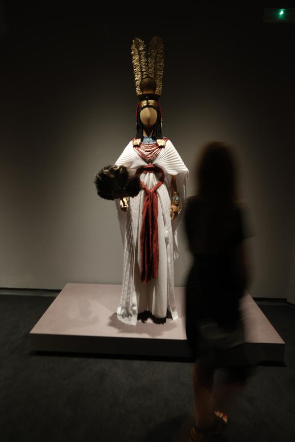 Vestido de gala. Uno de los dos atuendos diseñados por Lorenzo Caprile e inspirados en la vestimenta de las antiguas egipcias