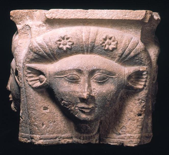 Diosas con poder. Capitel con la imagen de la diosa Hathor, con orejas de vaca y su característica peluca adornada con flores. Este tipo de capiteles se halla en tempolos como los de Dendera, Abu Simbel y Filae, dedicados a divinidades femeninas