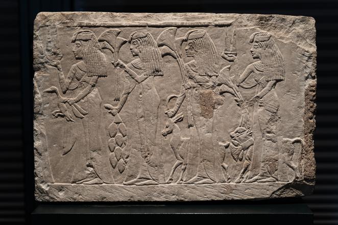 Mujeres en procesión. Relieve con figuras femeninas con alimentos del Reino Nuevo, dinastía XVIII (1570-1293 a.C.) del museo de Hildesheim. Las mujeres en procesión, ricamente vestidas, llevan aves, una gacela,, un ternero, fruta, panos y ramos de flores de loto en favor posiblemente de un difunto.