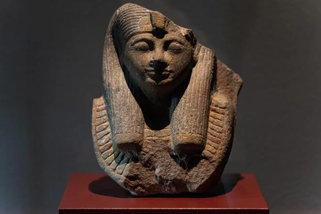 Busto de una reina. La serpiente de su frente indica que la representada en este busto del periodo ptolemaico (332-30 a.C.) es una reina. La pieza procede del museo de Hildesheim