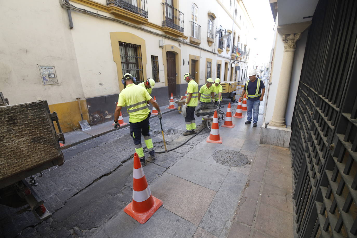 El corte de la calle Alfaros de Córdoba por un socavón, en imágenes