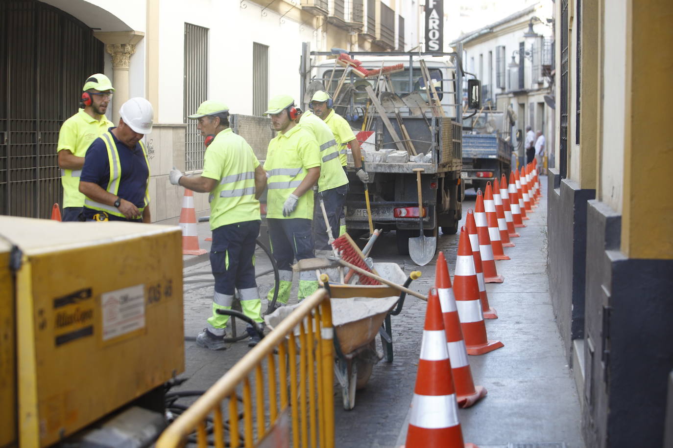 El corte de la calle Alfaros de Córdoba por un socavón, en imágenes