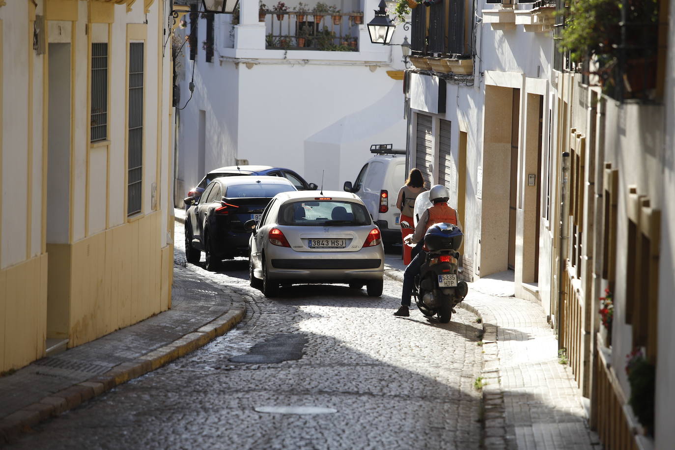 El corte de la calle Alfaros de Córdoba por un socavón, en imágenes