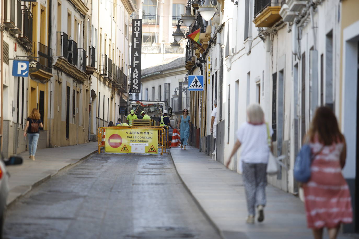 El corte de la calle Alfaros de Córdoba por un socavón, en imágenes