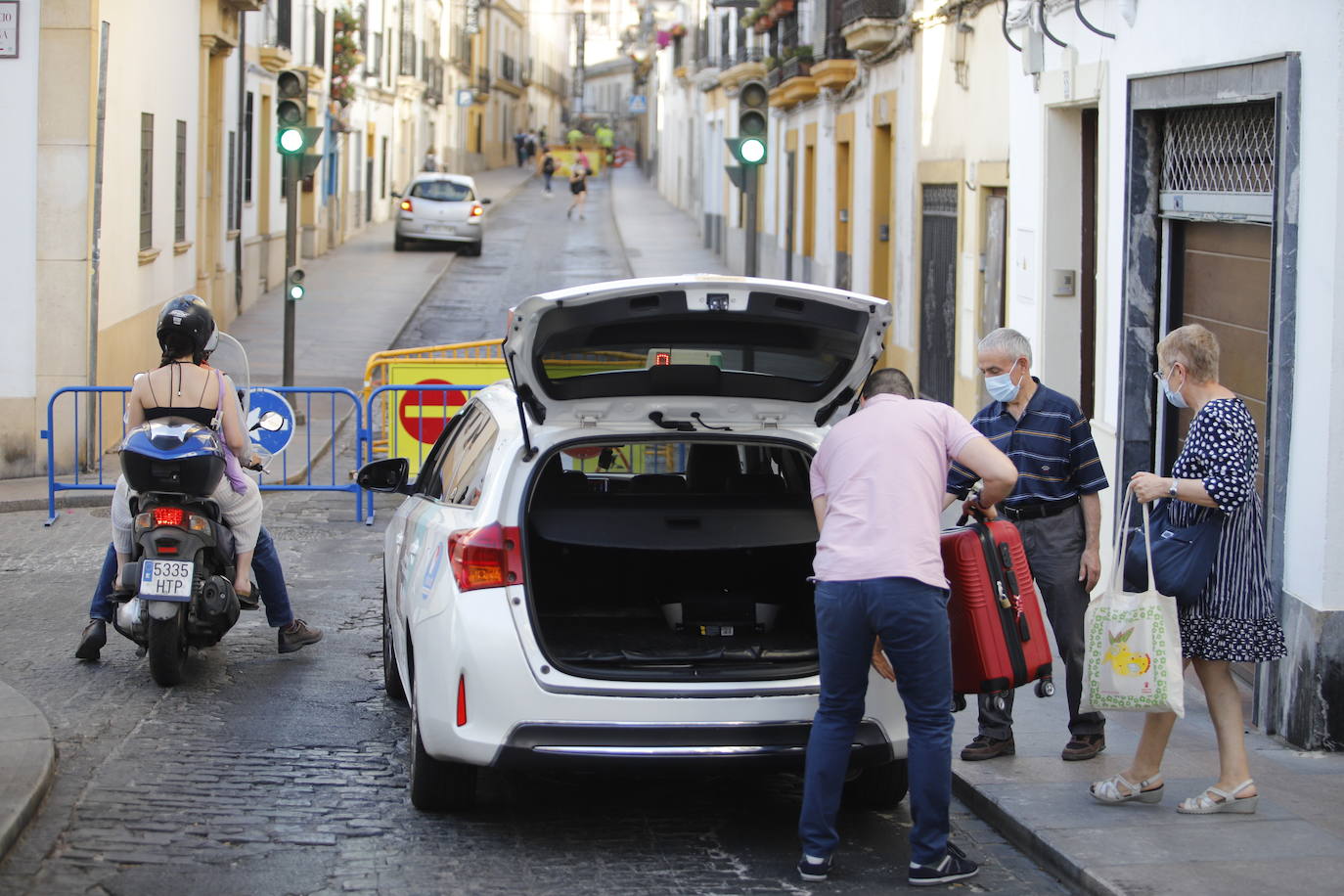 El corte de la calle Alfaros de Córdoba por un socavón, en imágenes