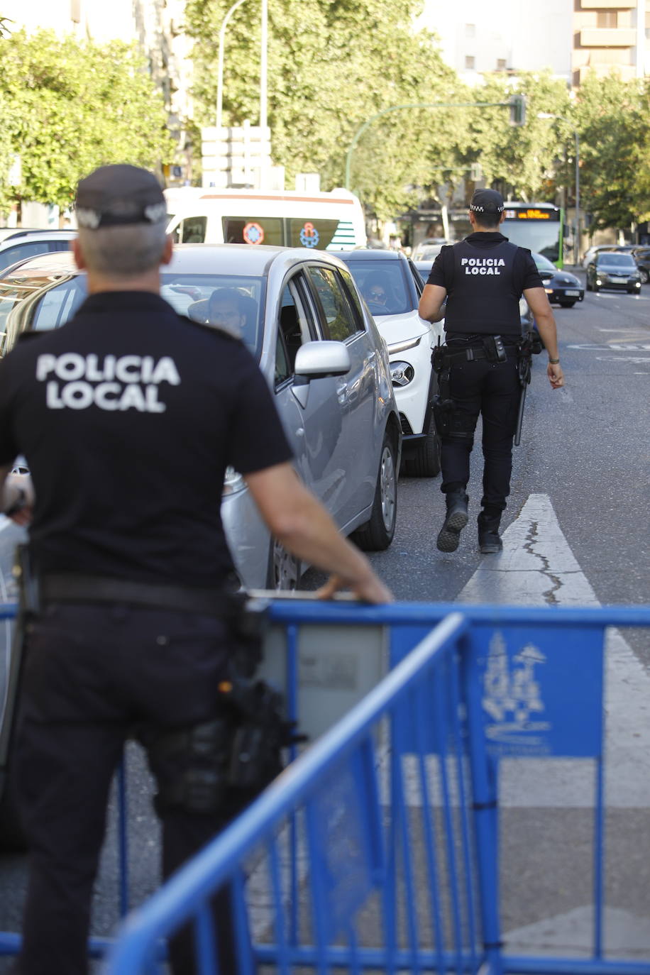 El corte de la calle Alfaros de Córdoba por un socavón, en imágenes