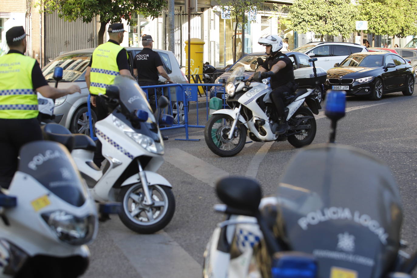 El corte de la calle Alfaros de Córdoba por un socavón, en imágenes