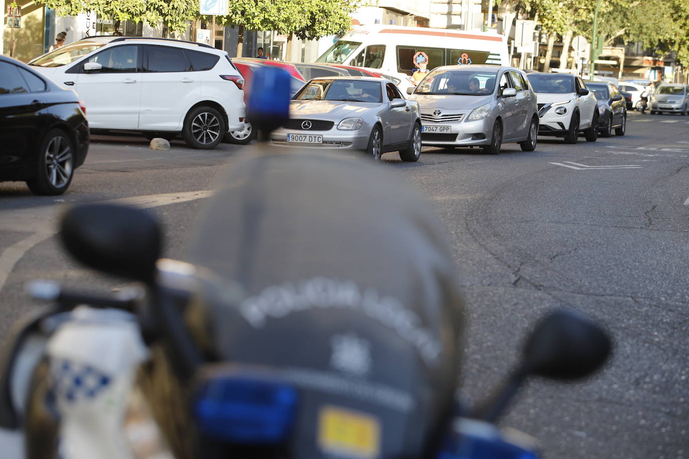 El corte de la calle Alfaros de Córdoba por un socavón, en imágenes