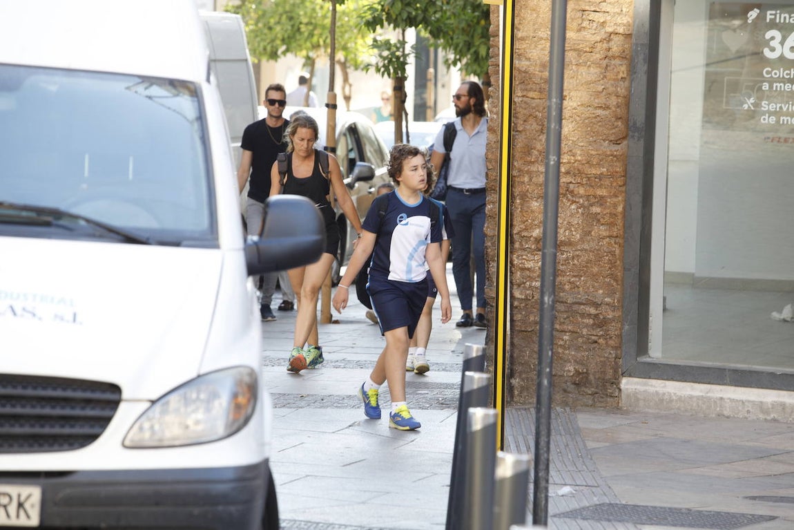 El corte de la calle Alfaros de Córdoba por un socavón, en imágenes