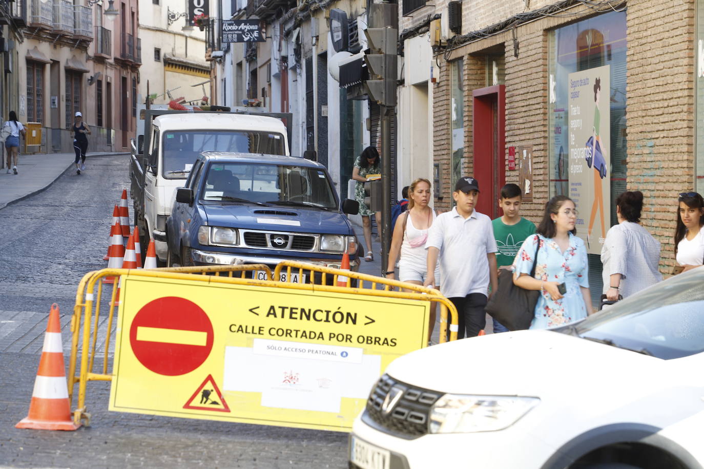 El corte de la calle Alfaros de Córdoba por un socavón, en imágenes