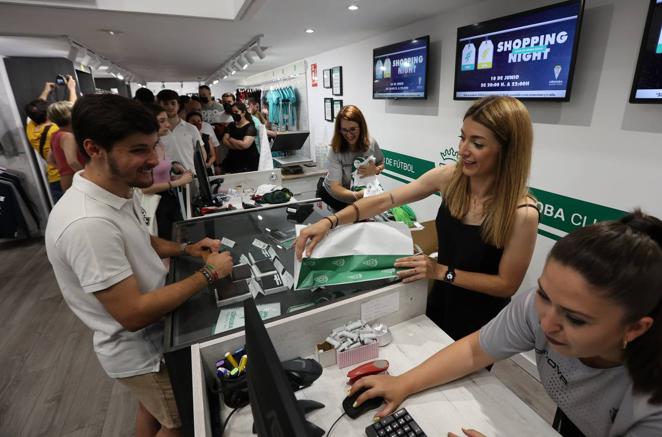 La bulliciosa Shopping Night de Córdoba, en imágenes