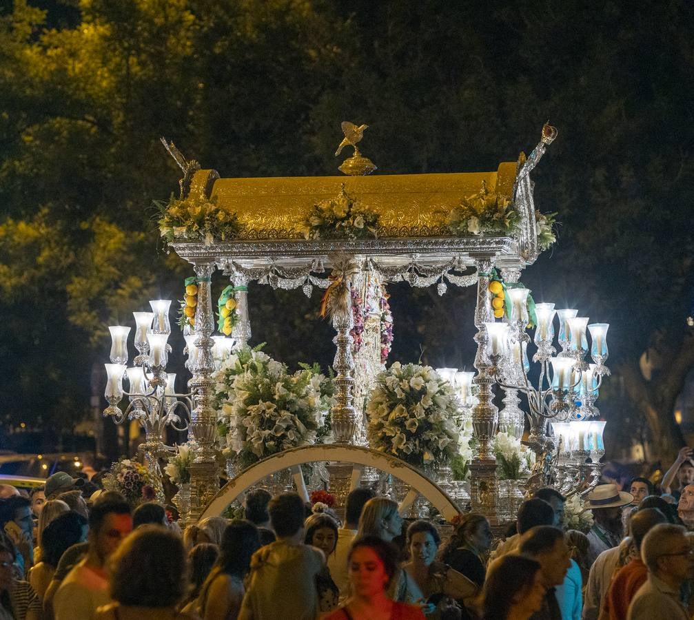 Triana arropa a su Simpecado