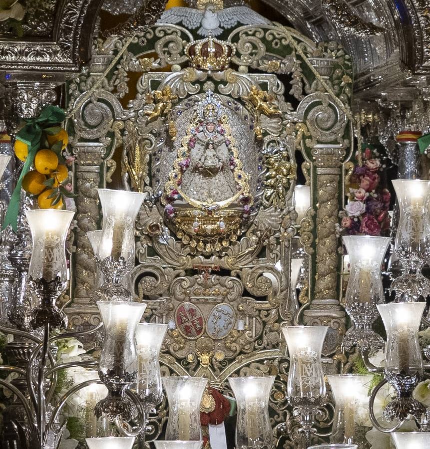 Triana arropa a su Simpecado