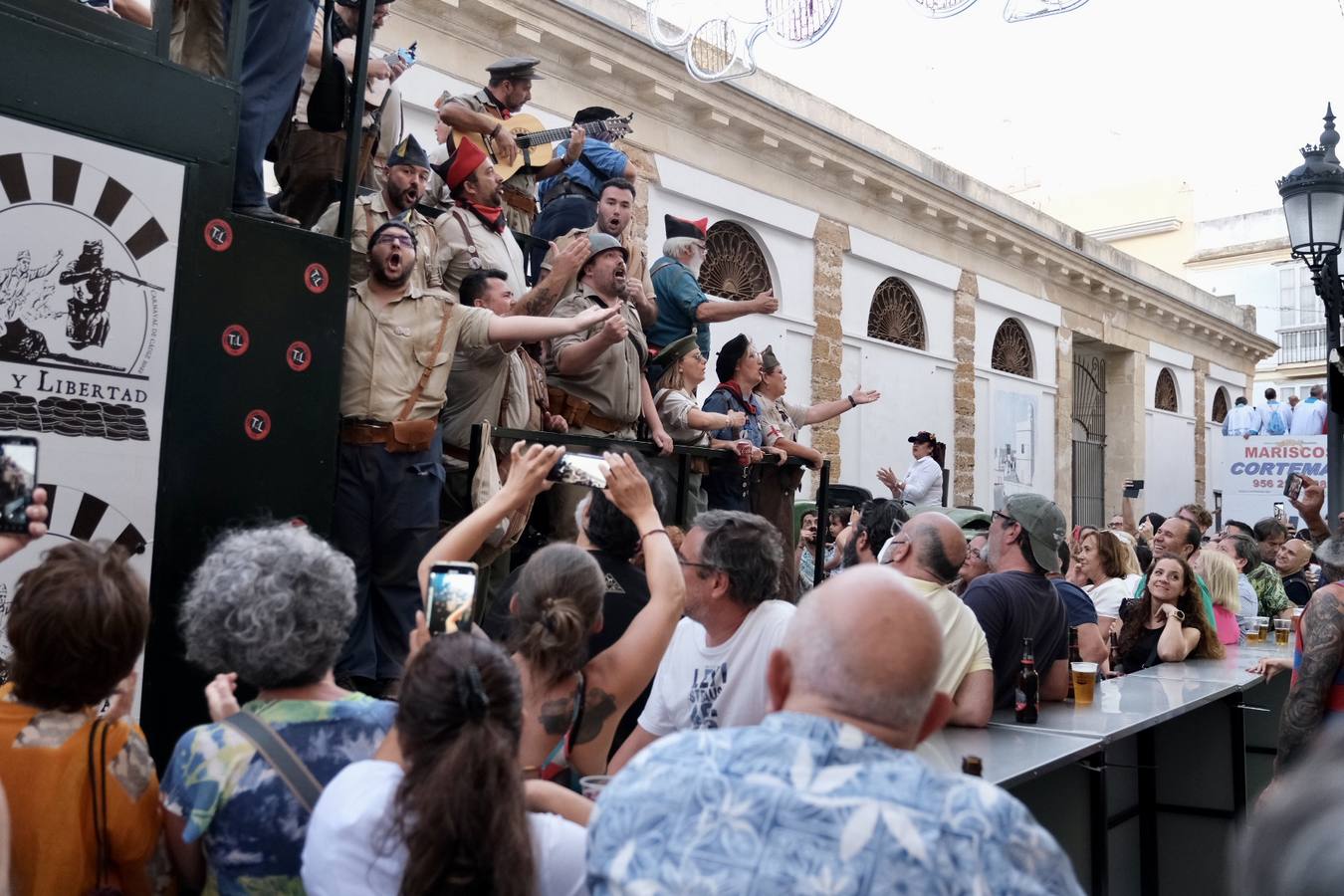 Fotos: El carrusel de coros del viernes se refugia en el Mercado del viento levante