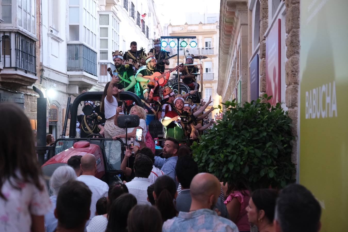 Fotos: El carrusel de coros del viernes se refugia en el Mercado del viento levante