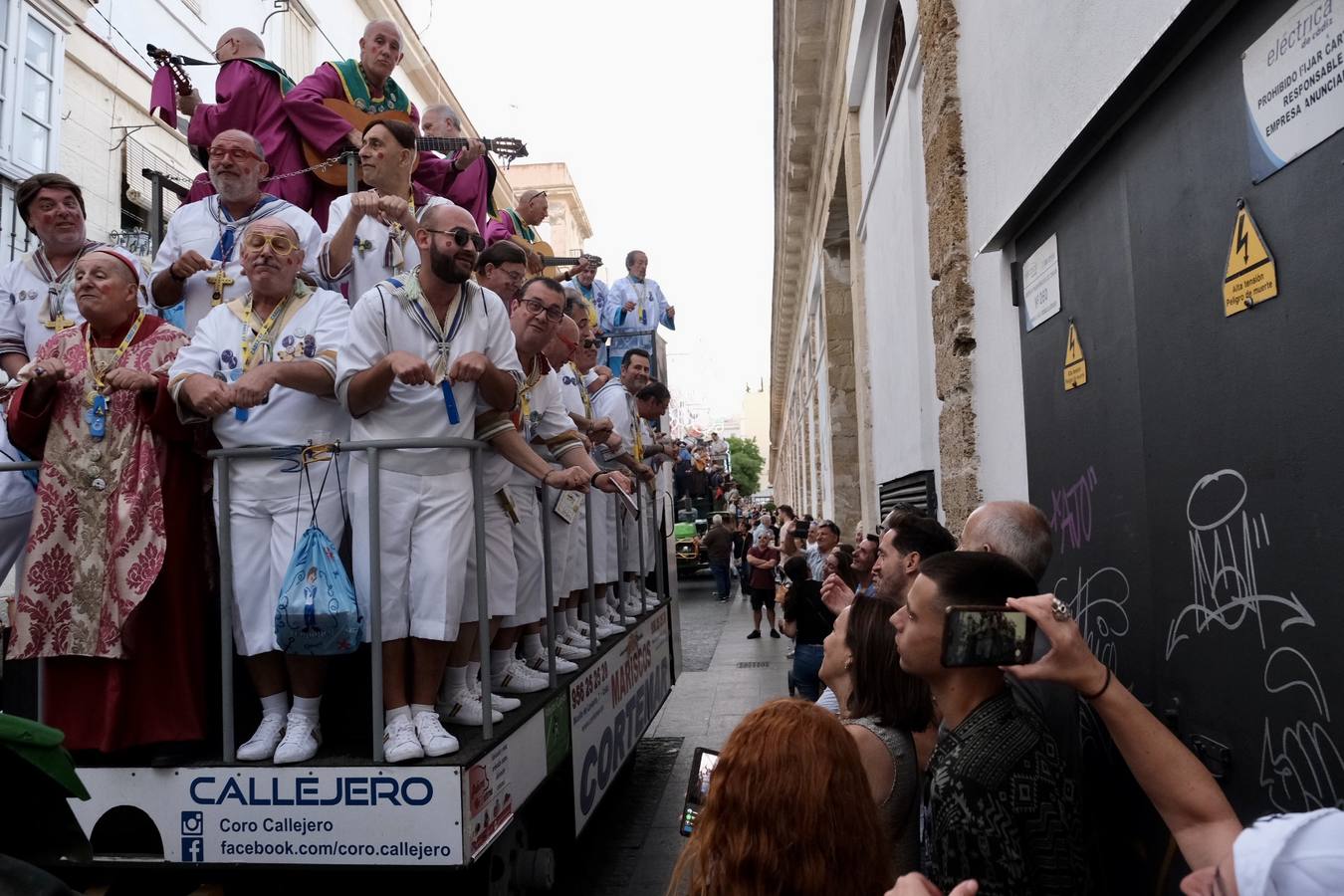 Fotos: El carrusel de coros del viernes se refugia en el Mercado del viento levante