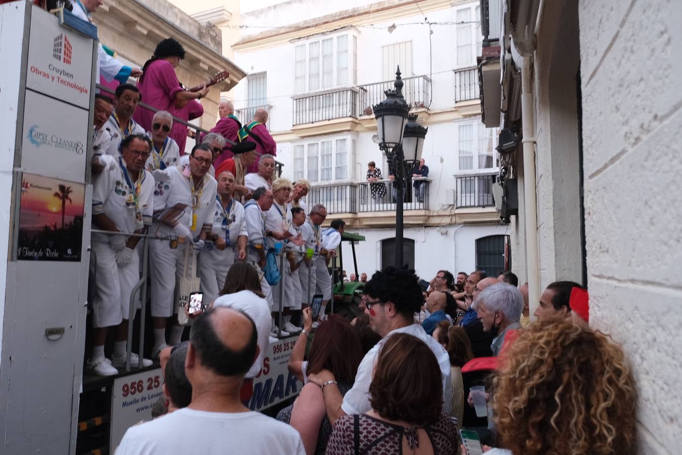 Fotos: El carrusel de coros del viernes se refugia en el Mercado del viento levante