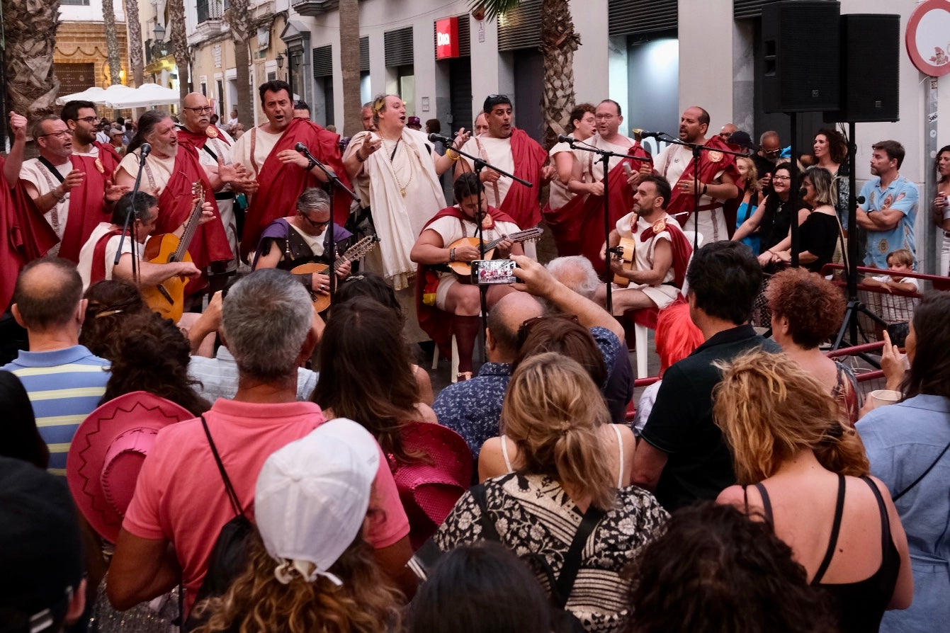 Fotos: La batalla de coros en el barrio de la Viña