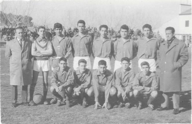 La UD. Santa Bárbara en su estadio Carlos III en un partido, en 1963. A la derecha, el entrenador Francisco García Martínez. Col. particular. 