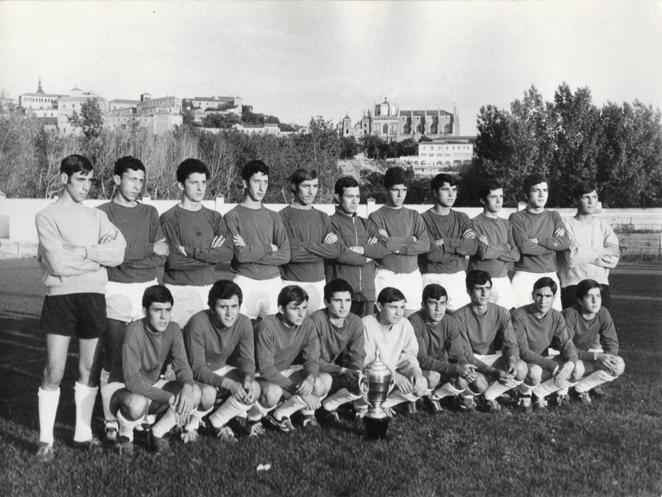 La plantilla de la categoría juvenil de la UD Santa Bárbara, ganadores de la Copa Toledo en la temporada 1969-1970. Col. particular. 