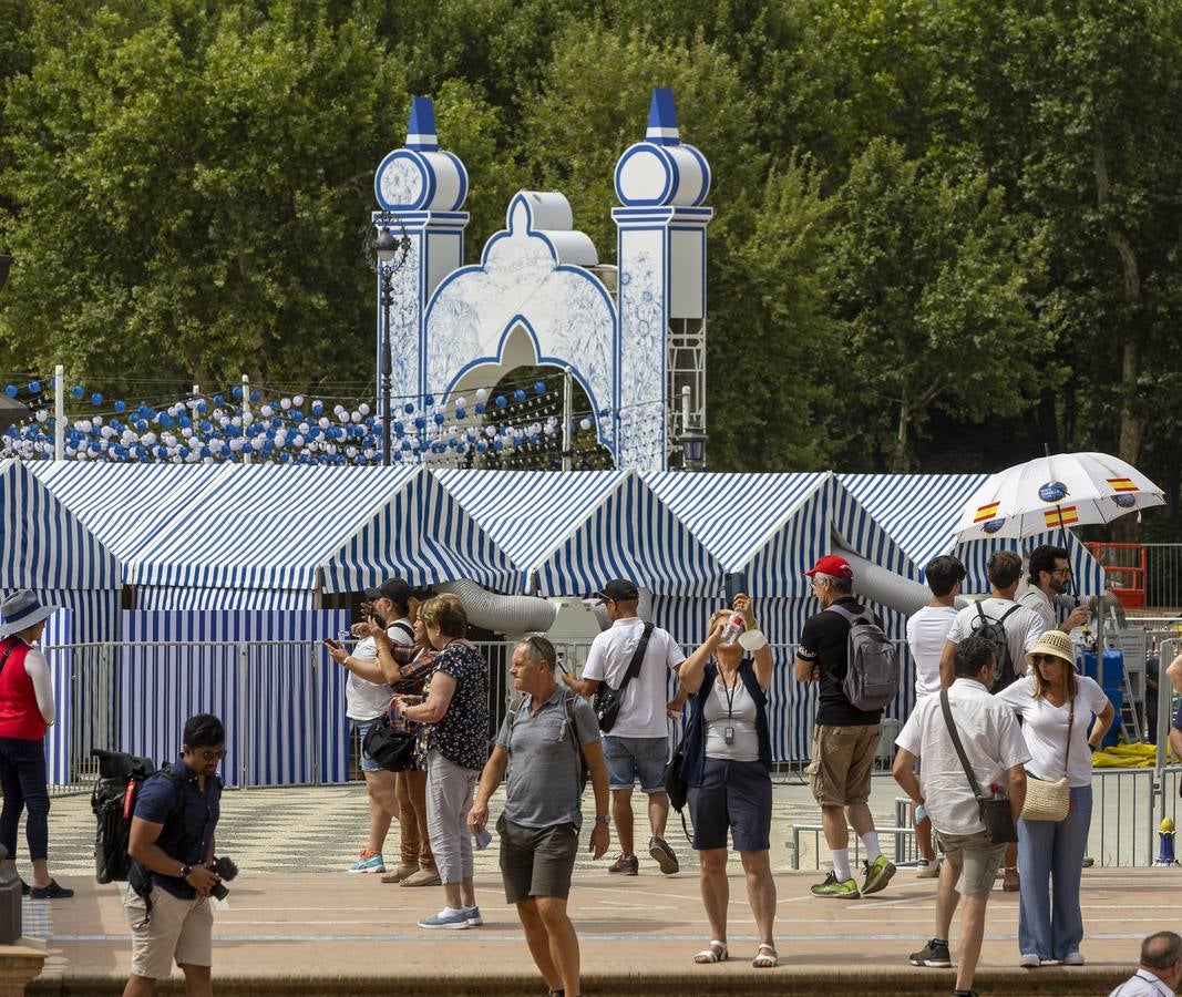 Dior monta la Feria en la Plaza de España, en imágenes