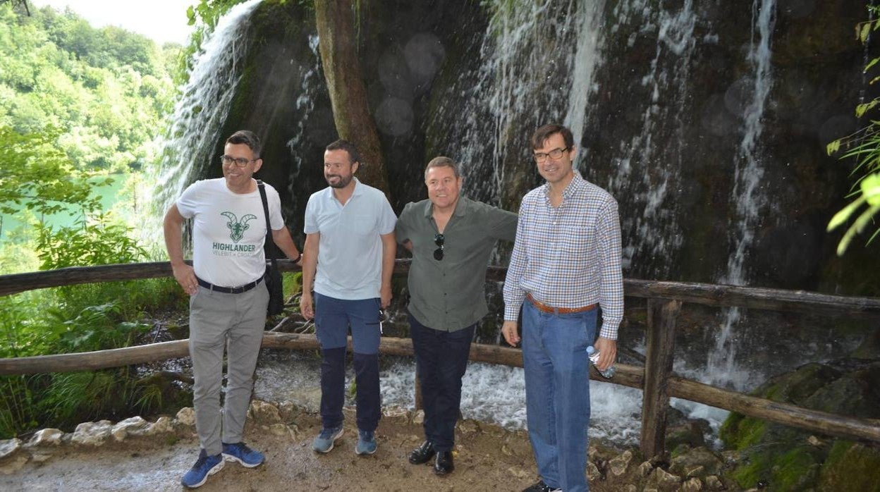 Las imágenes de la visita de Page a los lagos del Parque Natural de Plitvice